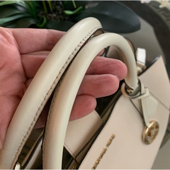 ๐ค๐คMICHAEL KORS KIMBERLY LIGHT CREAM LEATHER SATCHEL/CROSSBODY BAG!๐ค๐ค - Picture 4 of 8